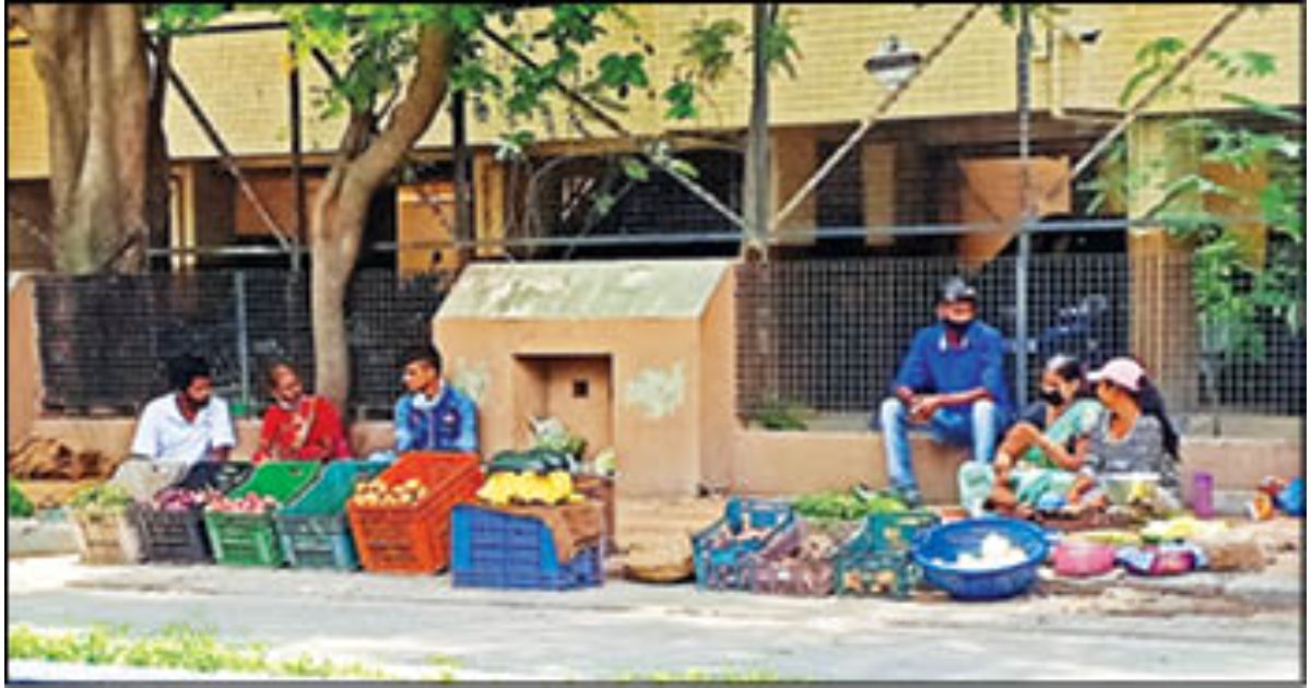 Hawkers-occupy-space-on