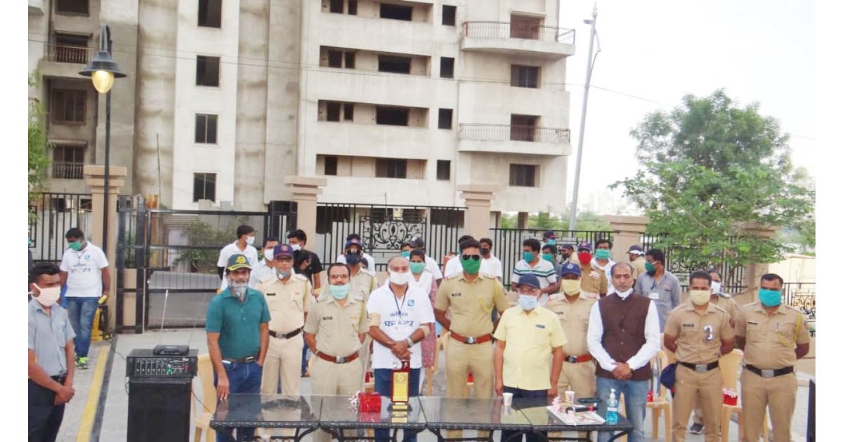 Raheja-Vista-Premier-honours-Kondhwa-Police-officers1