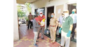 Residents-distribute-grocery-at-the-hands-of-police-officials2