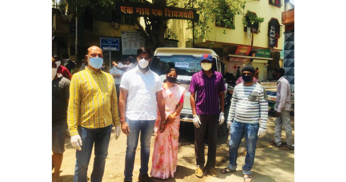 Residents-of-MNIOP-Krishnakeval-society-extend-help-to-needy