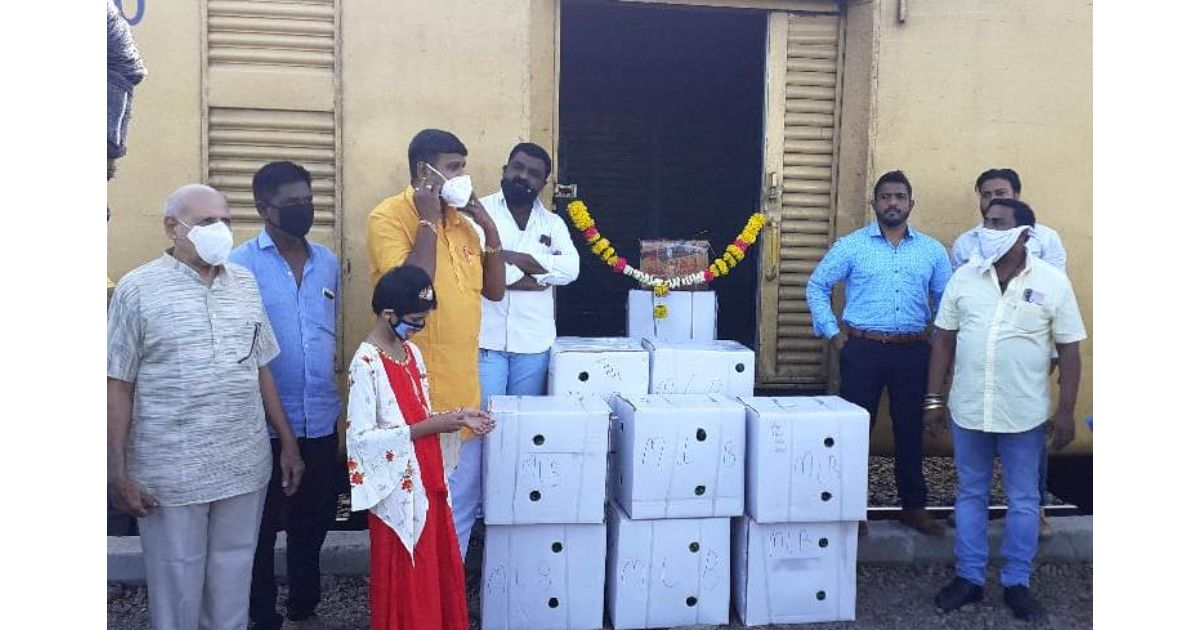 Kisan-Rail-transports-1127-tonnes-of-Pomegranate-from-Maharashtra-to-Muzzafarpur3