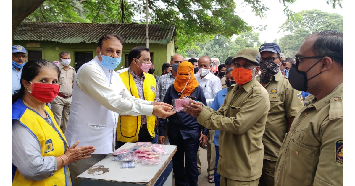 Face-masks-distributed-at-Swargate-bus-stand1