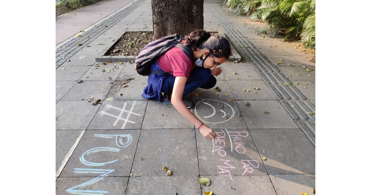 Chalk-of-shame-Pune-Ploggers-chalk-the-streets-with-a-circle-littered-with-cigarette-butts3-1