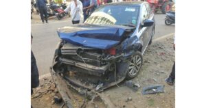 Ready-mix-concrete-truck-damages-vehicles-in-Parge-Nagar-2