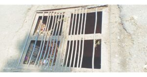 Foul-smell-emitting-from-drainage-chambers-makes-residents-uneasy-1