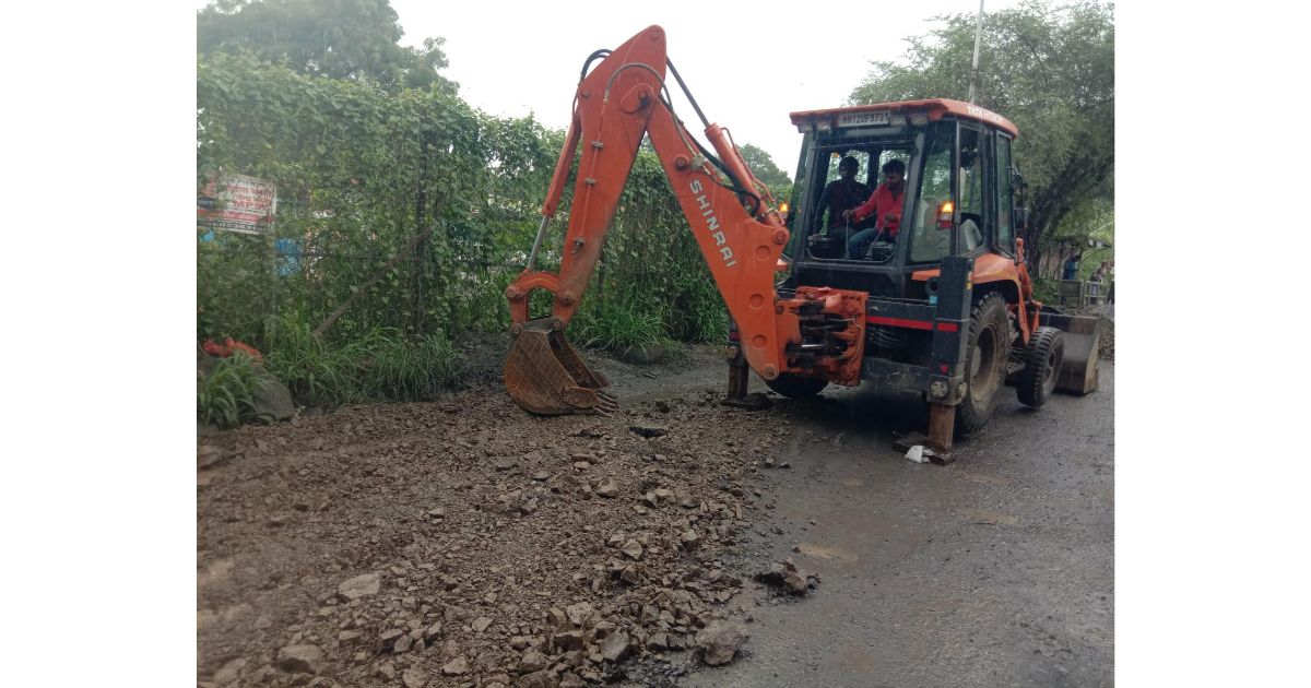 Kondhwa-police-fill-up-potholes-themselves-for-a-second-time1