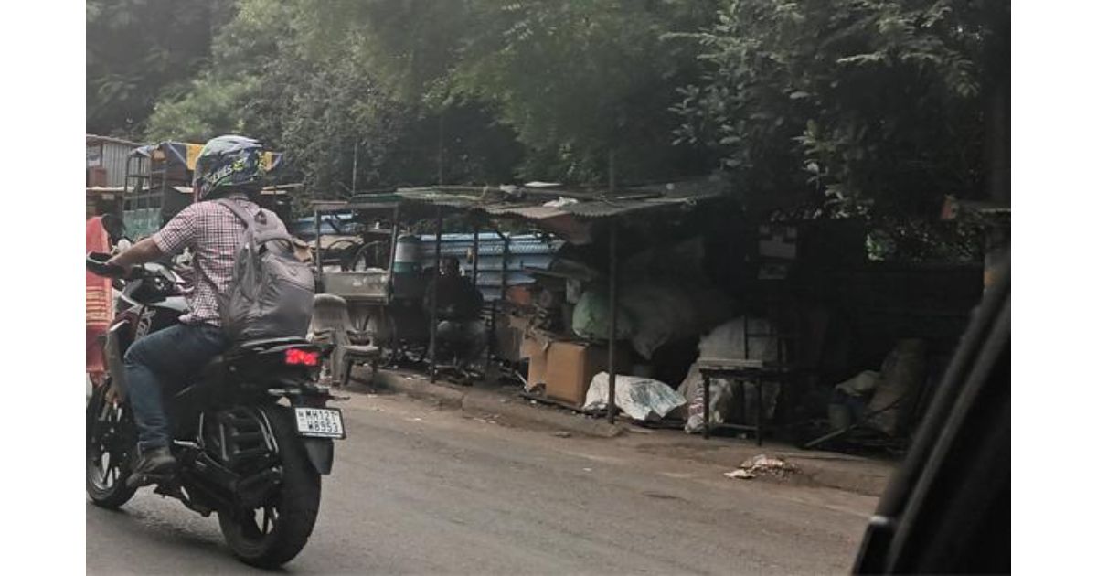Unauthorised-shops-on-footpath-leave-no-space-for-pedestrians