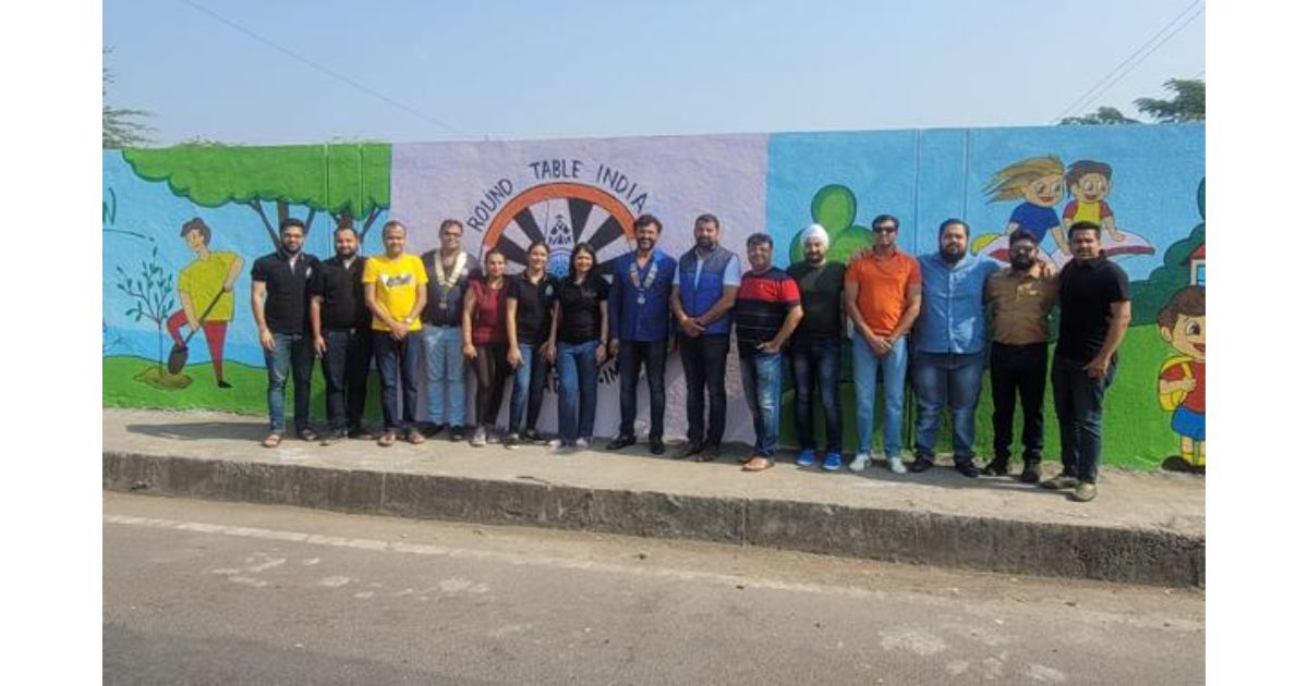 Active-citizens-paint-wall-in-Wanowrie