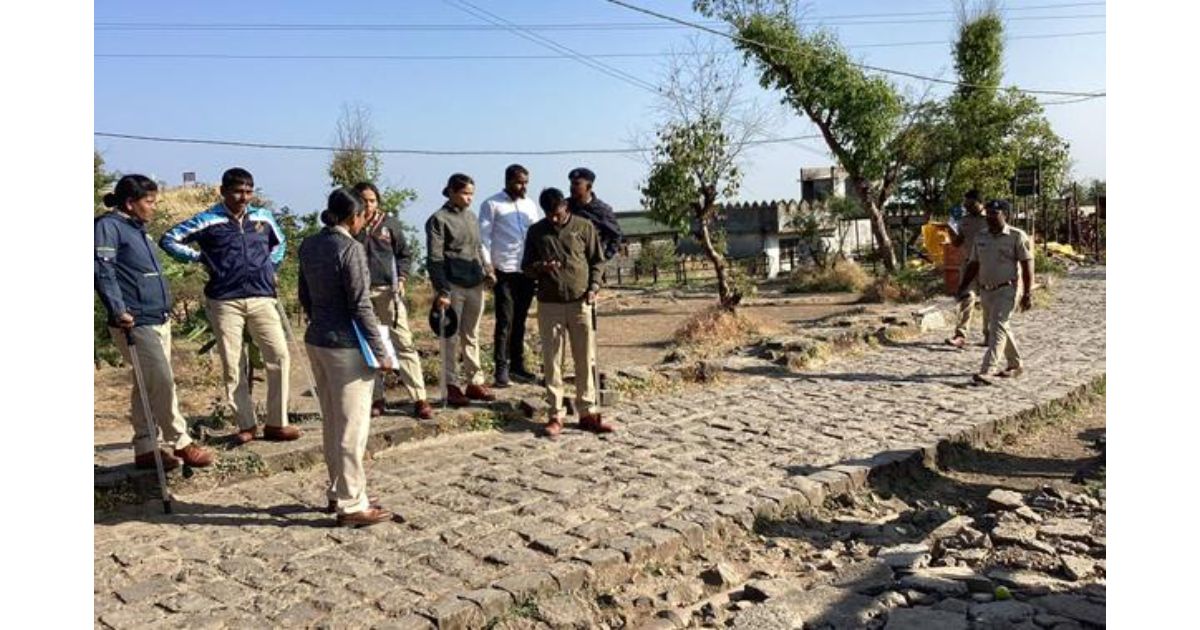 Forest-dept-razes-illegal-food-stalls-from-Sinhagad-fort