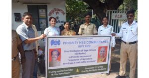 Helmets-distributed-to-motorists-by-Kondhwa-residents-1