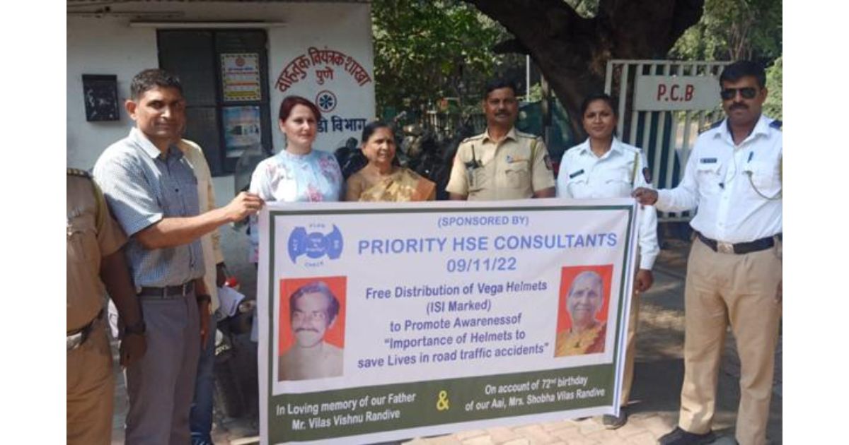 Helmets-distributed-to-motorists-by-Kondhwa-residents-1