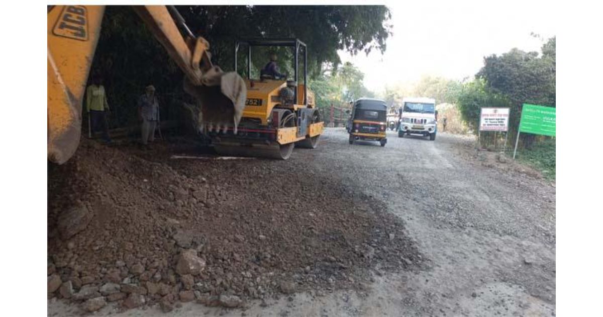 Resurfacing-begins-on-road-parallel-to-Ganga-Satellite-bridge