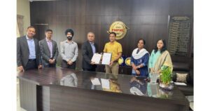 Shri-Om-Prakash-Bakoria-IAS-Chairman-Managing-Director-PMPML-with-the-Google-team-signing-the-MoU