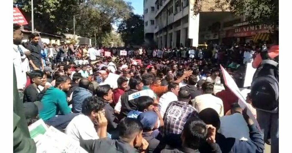 MPSC-students-stage-protest-in-Pune-against-the-descriptive-pattern-for-Mains-examination-610x352