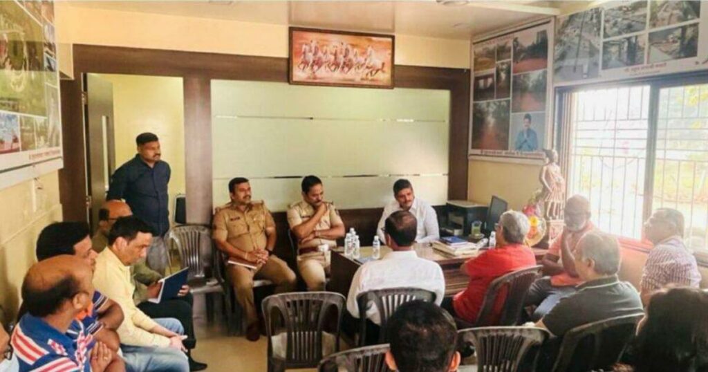 Wakad residents meet corporator Rahul Kalate to discuss impending issues (1)