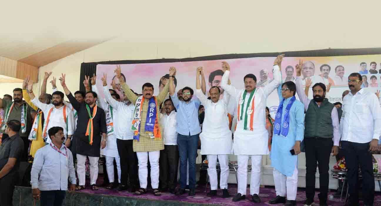Ajit-Pawar-Aaditya-Thackeray-and-Nana-Patole-hold-sabha-for-MVAs-Nana-Kate-3