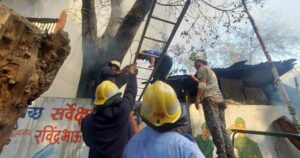 Furniture-shop-in-New-Mangalwar-peth-gutted-in-fire1