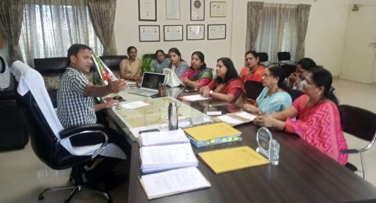 MNS women cell meets PMPML head to discuss various service related issues (1)