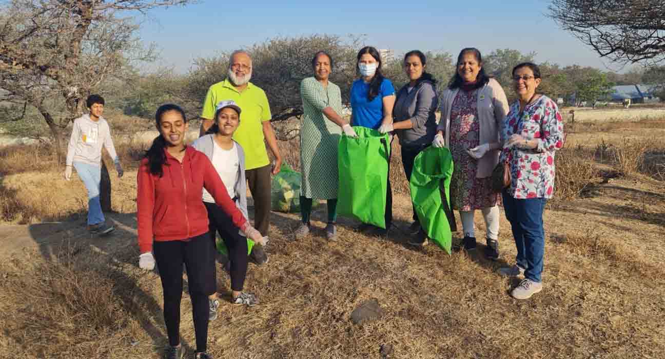 Salisbury-Park-Residents-Forum-alongwith-Symbiosis-college-students-clean-up-Bakers-Hill2