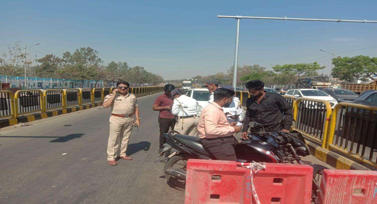 Sangvi-traffic-police-takes-action-against-private-vehicles-using-BRT-routes1