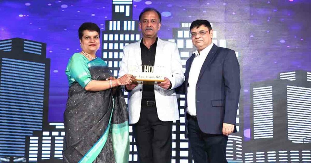 Hiren-Sanghani-receives-Desi-Homes-Realty-Icon-Award