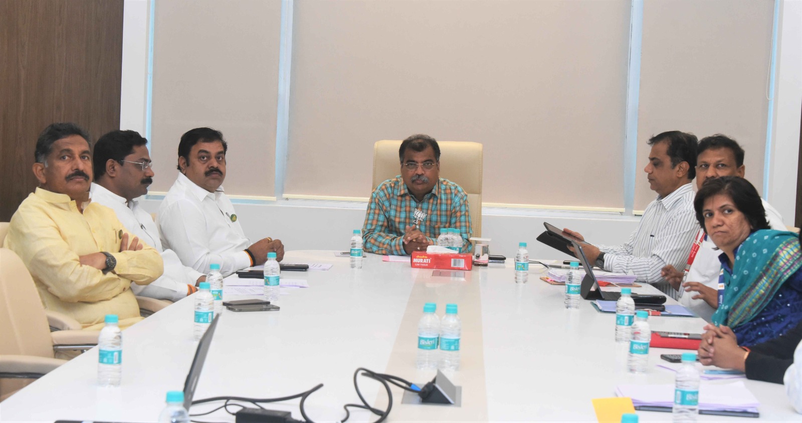 Complete road works in Donje, Saswad, Velhe within stipulated time, asks PWD minister Ravindra ChavanÂ