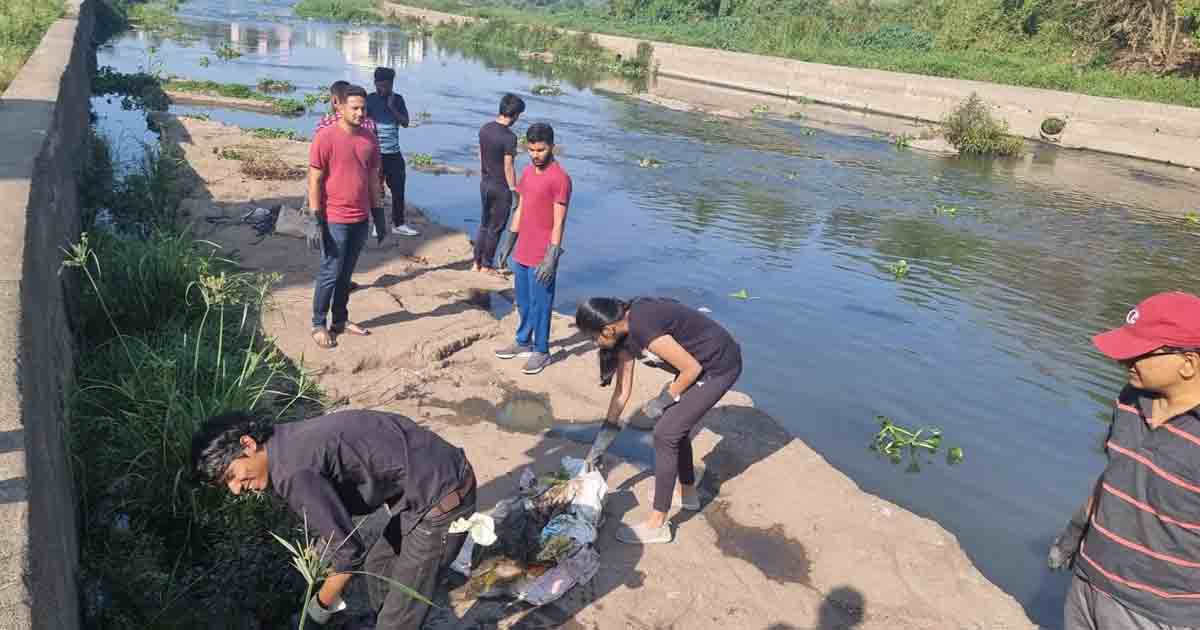 Pune News : Volunteers clean Vitthalwadi river ghat 