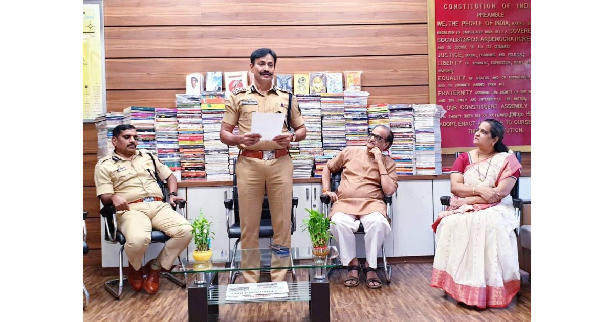 1072-books-donated-to-libraries-in-Chiplun2