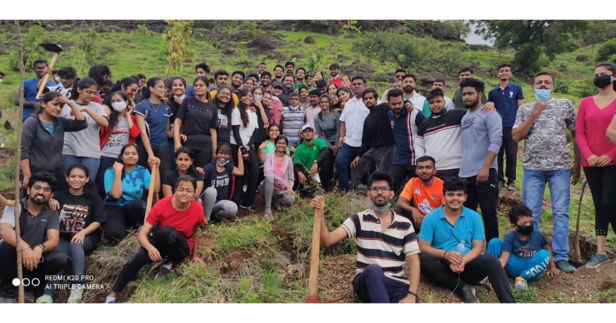 150-saplings-planted-by-Green-Avani-Foundation-and-DY-Patil-Dental-School-in-Lohegaon-1