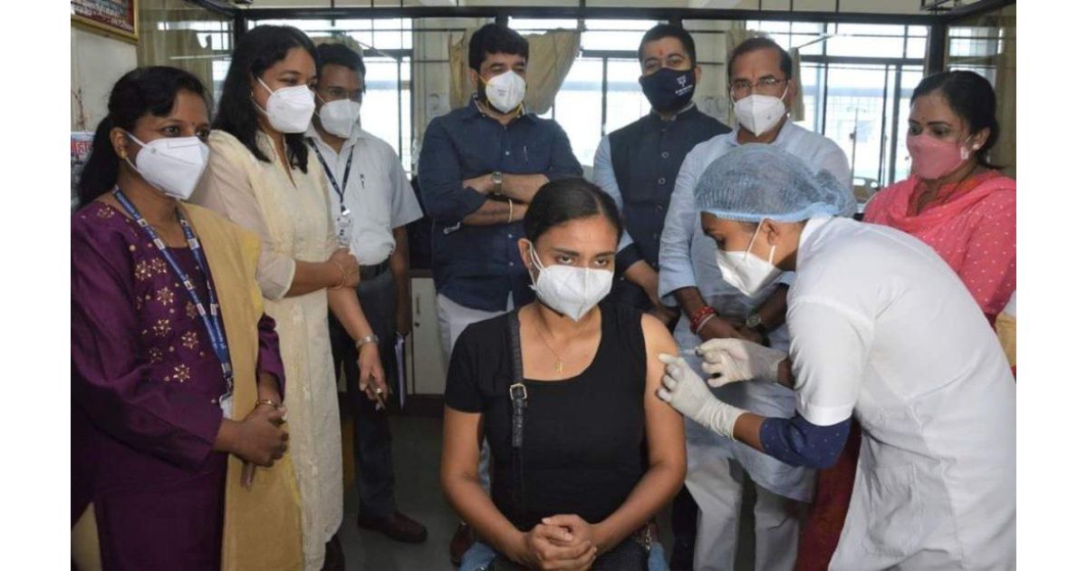 220-students-get-Vaccinated-at-the-special-drive-held-by-PMC-2-1024x618