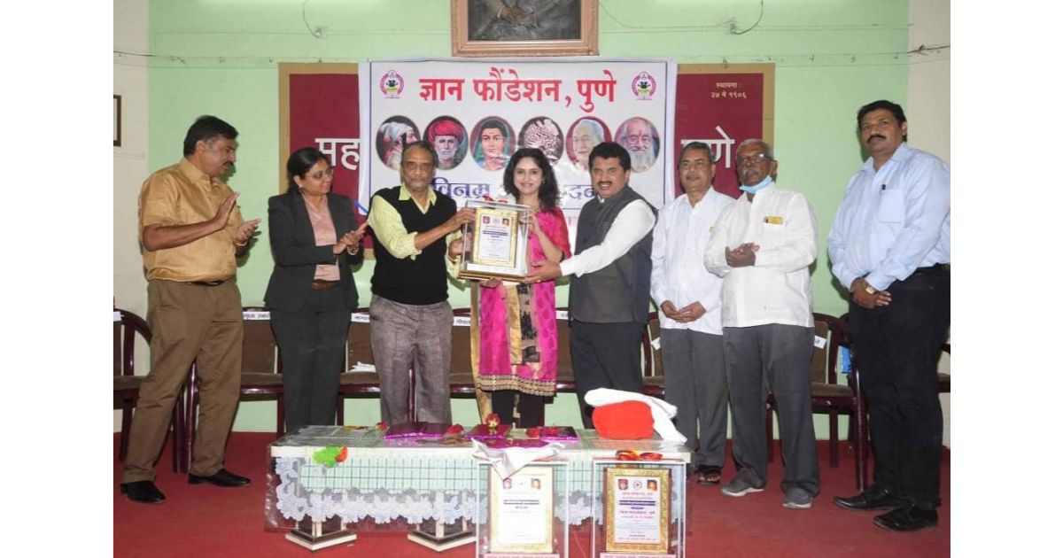 Amruta-Ubale-receives-prestigious-Savitri-Chi-Lek-Puraskar-2021