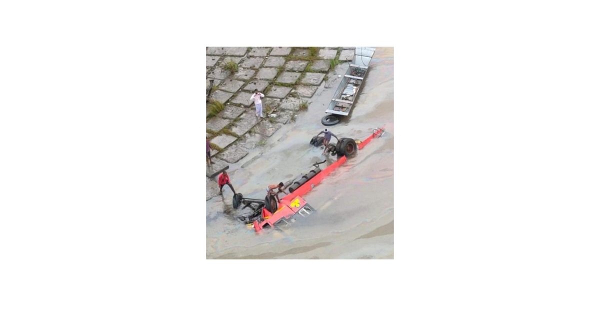 Bus-falls-into-Narmada-river1