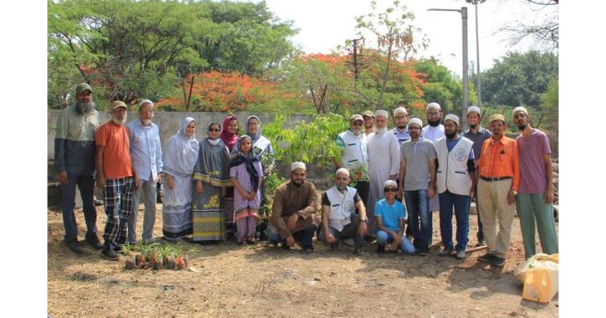 Dawoodi-Bohras-planted-saplings-in-Wanowrie1