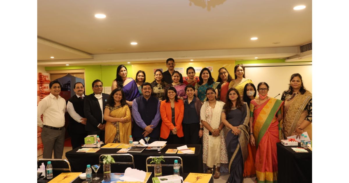Educators-pose-at-Education-5.0