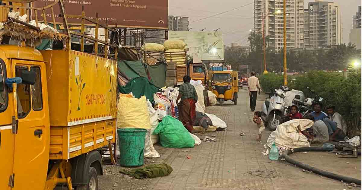 Garbage segregation shed set up on footpaths in Balewadi raises stink 1