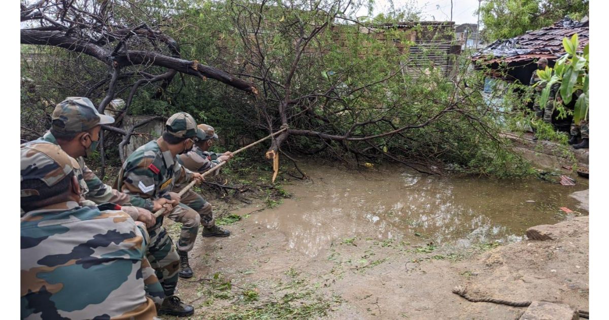 Indian-Army-helps-people-in-Gujrat-affected-due-to-Tauktae-Cyclone4