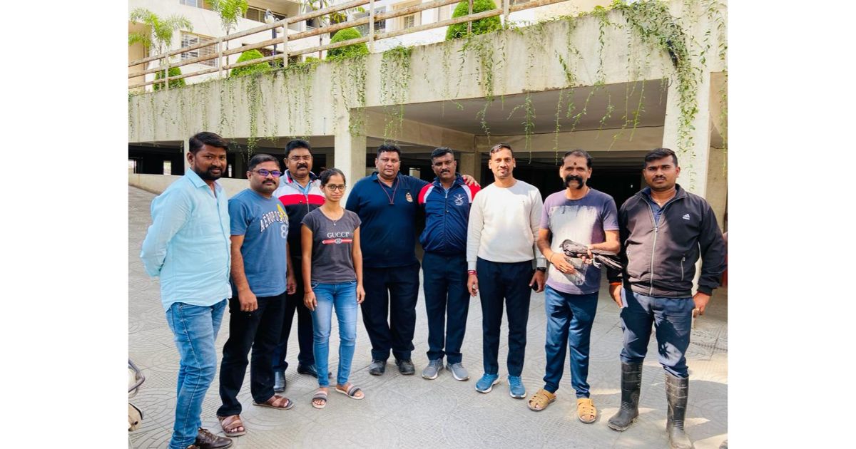 Maxima-society-residents-rescue-crow-entangled-in-manja-1