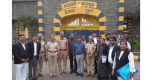 National-legal-services-authority-officials-visited-Yerwada-central-prison-inmates