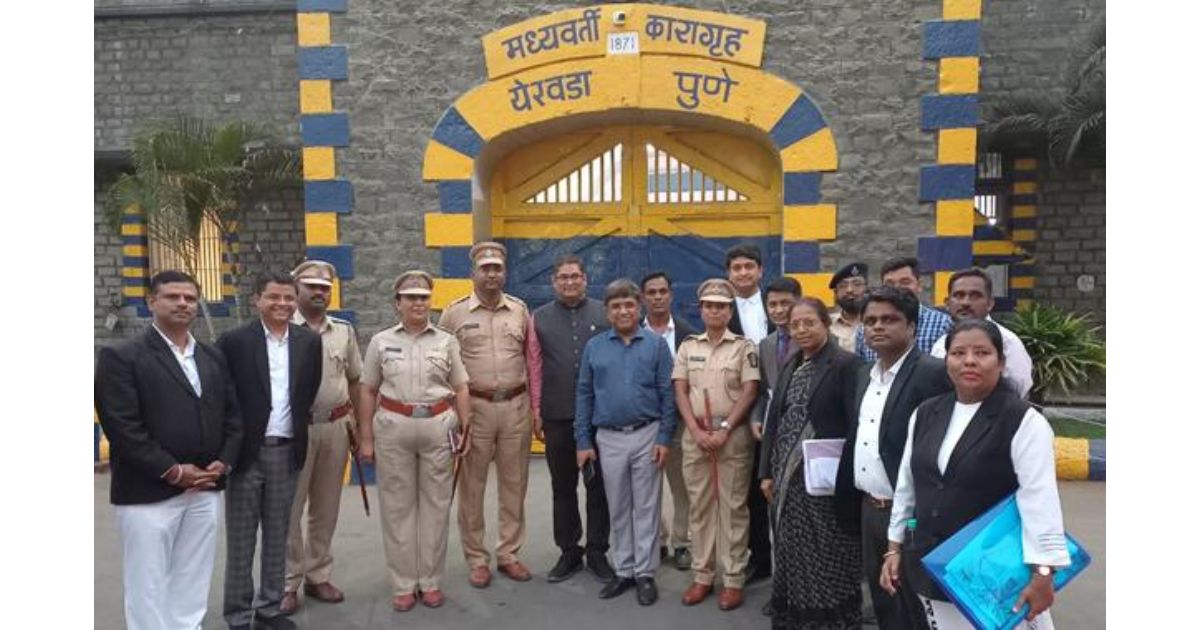 National-legal-services-authority-officials-visited-Yerwada-central-prison-inmates