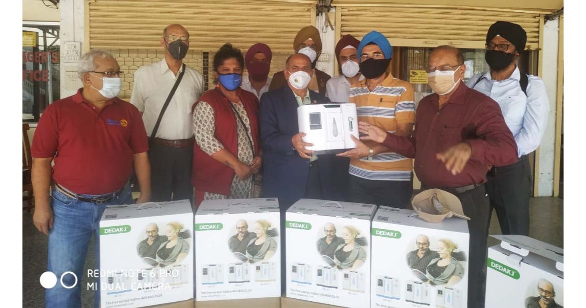 Oxygen-concentrators-handed-over-by-Rotary-Club-of-Poona-to-Guru-Nanak-Foundation