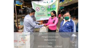 PCMC-takes-up-steps-to-curb-plastic-waste-offers-cloth-bags-to-vendors1