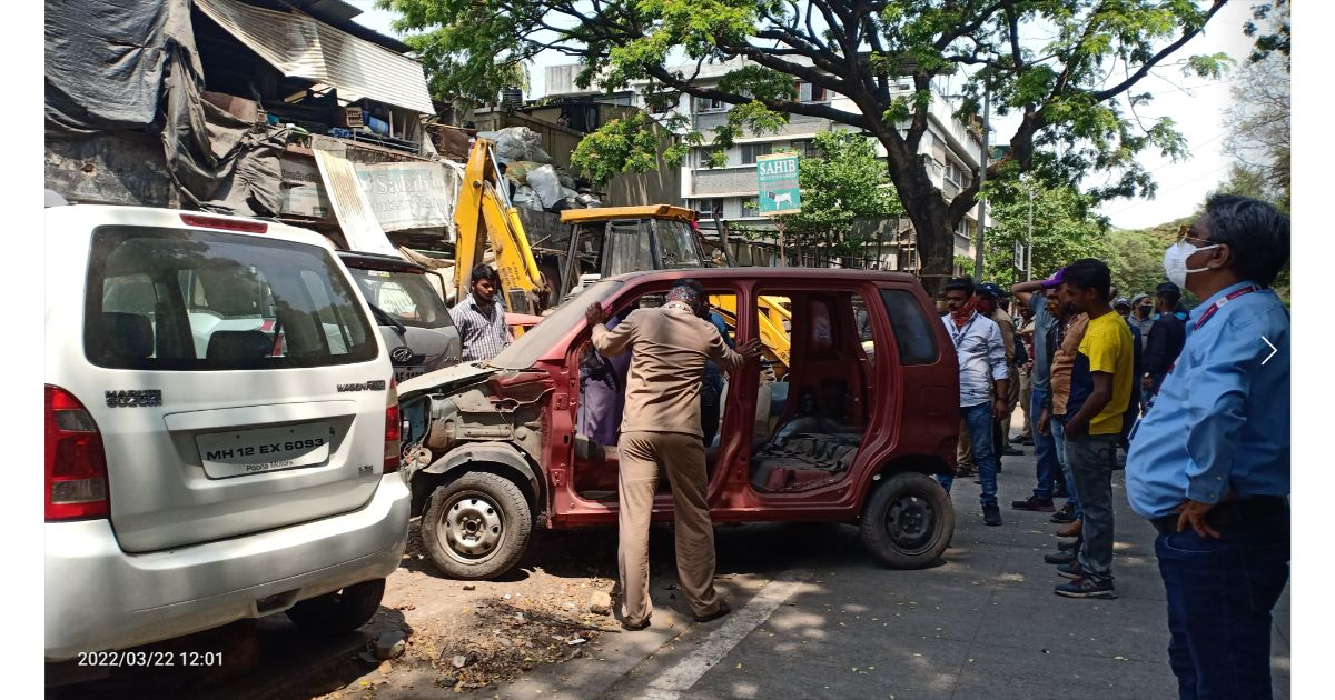 PMC-demolishes-illegal-front-and-side-margins-of-shops-in-Wanowrie