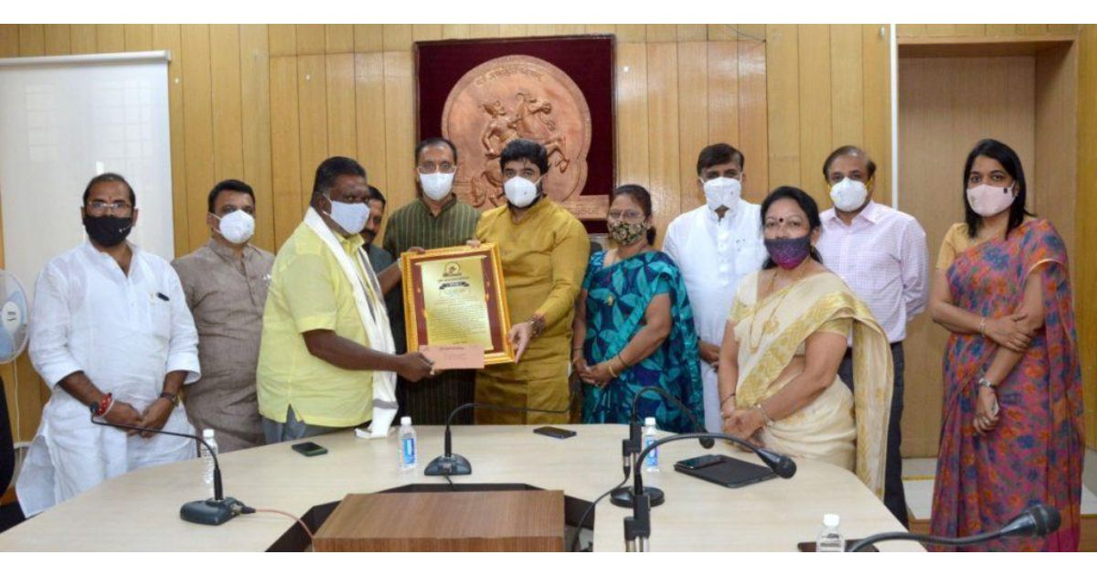 PMC-gives-compensation-to-kin-of-workers-who-died-due-to-Covid19-1024x494