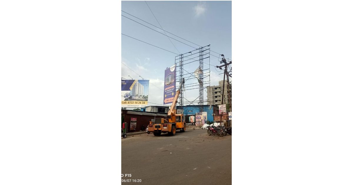 PMC-removes-illegal-boards-from-Kad-Nagar