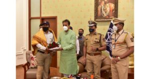 Police-Naik-Sawant-felicitated-by-Anil-Deshmukh