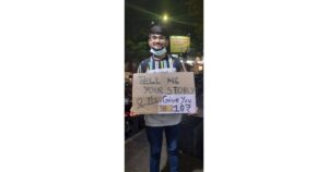 Pune-based-youth-offers-ten-rupees-to-passerbys-in-exchange-of-hearing-their-stories