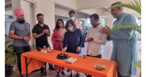 Residents-of-Dorabjee-Paradise-meet-Nana-Bhangire