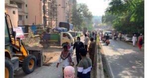 Residents-take-up-cleaning-of-road-near-Konark-Pooram3