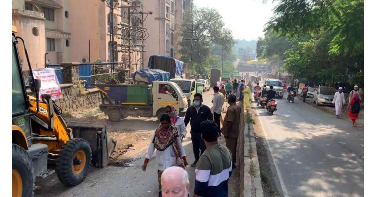 Residents-take-up-cleaning-of-road-near-Konark-Pooram3