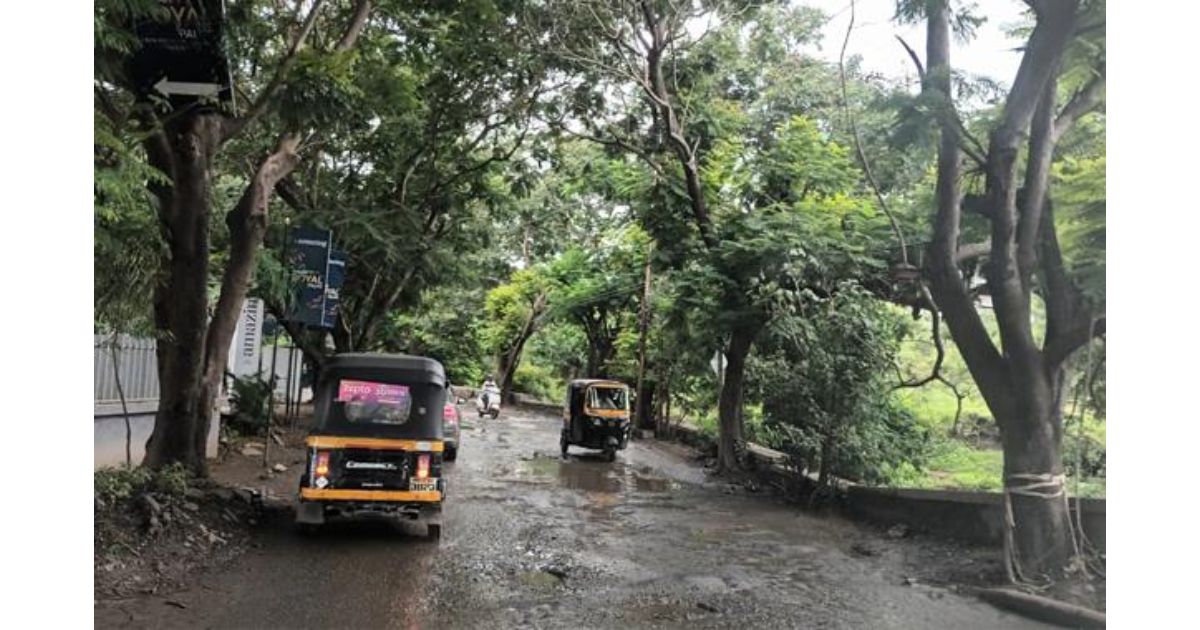 Road-between-Marvel-Sangria-and-Dorabjee-Paradise-needs-repair